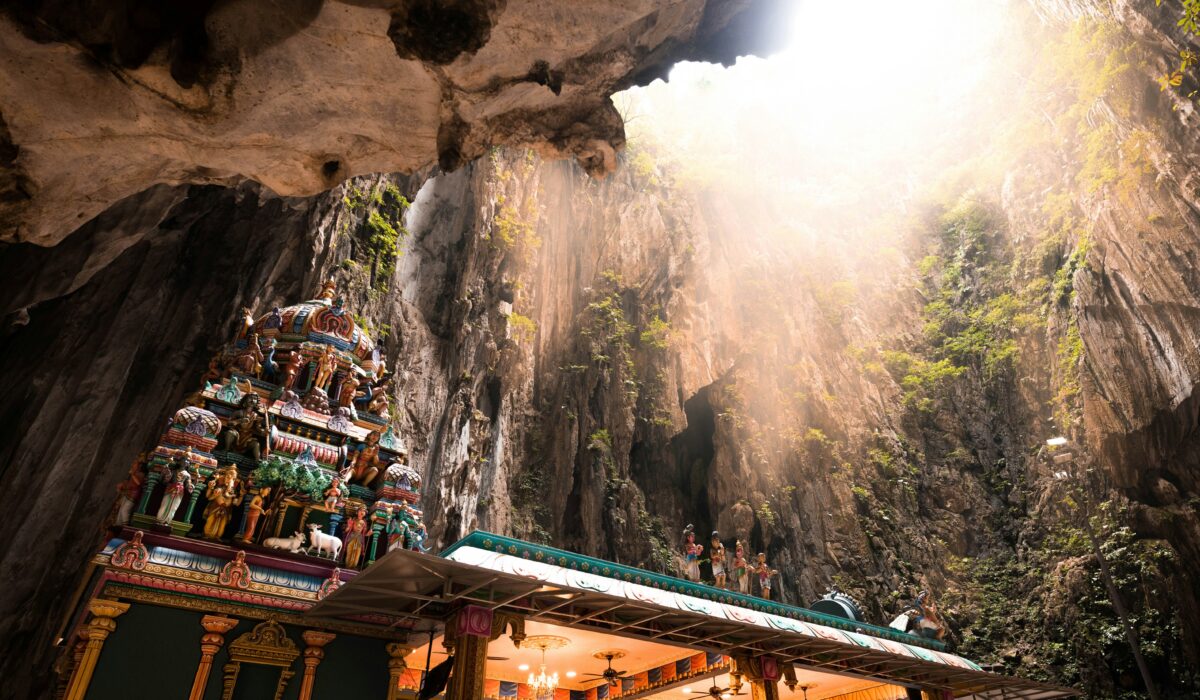 Templo hindú colorido dentro de las Batu Caves, Kuala Lumpur.