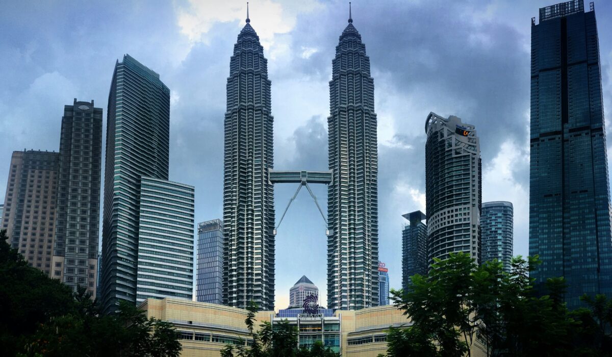 Torres Petronas en Kuala Lumpur rodeadas de grandes edificios del skyline de la ciudad.