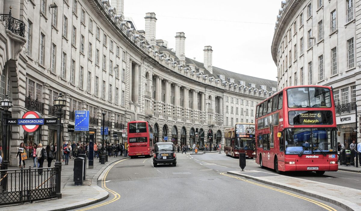 Vista de Piccadilly Circus con autobuses rojos clásicos de Londres