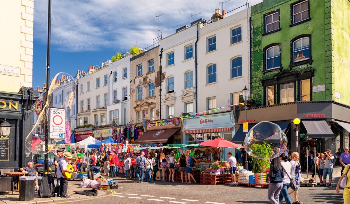 Mercado de antigüedades en Notting Hill, Londres, lleno de ambiente y colorido