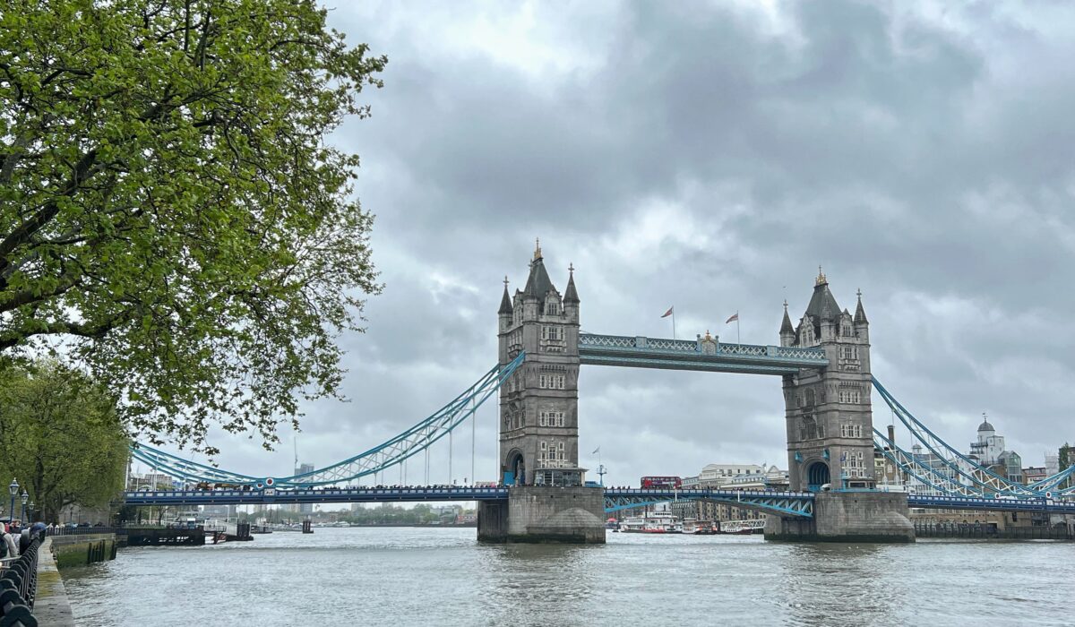 Tower Bridge elevado sobre el río Támesis, Londres