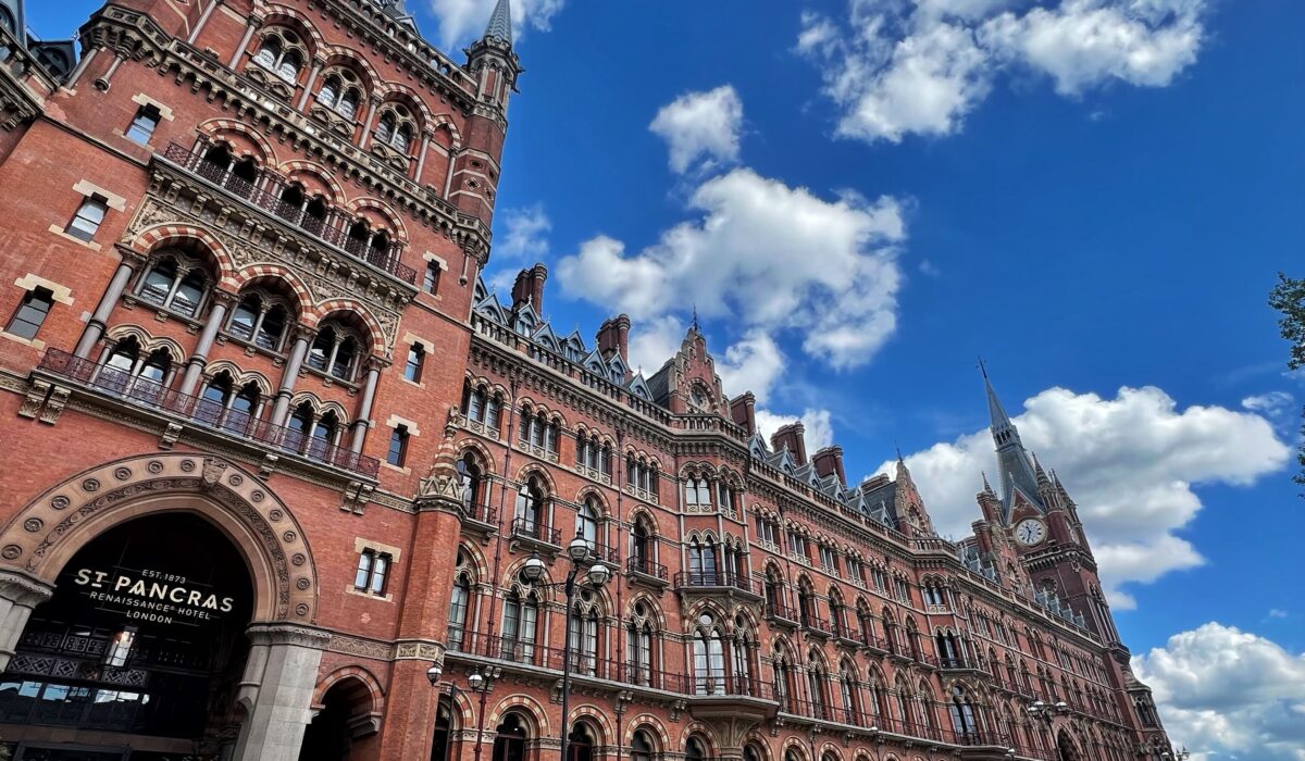 Vista exterior de la arquitectura en ladrillo rojo del St. Pancras Hotel en Londres