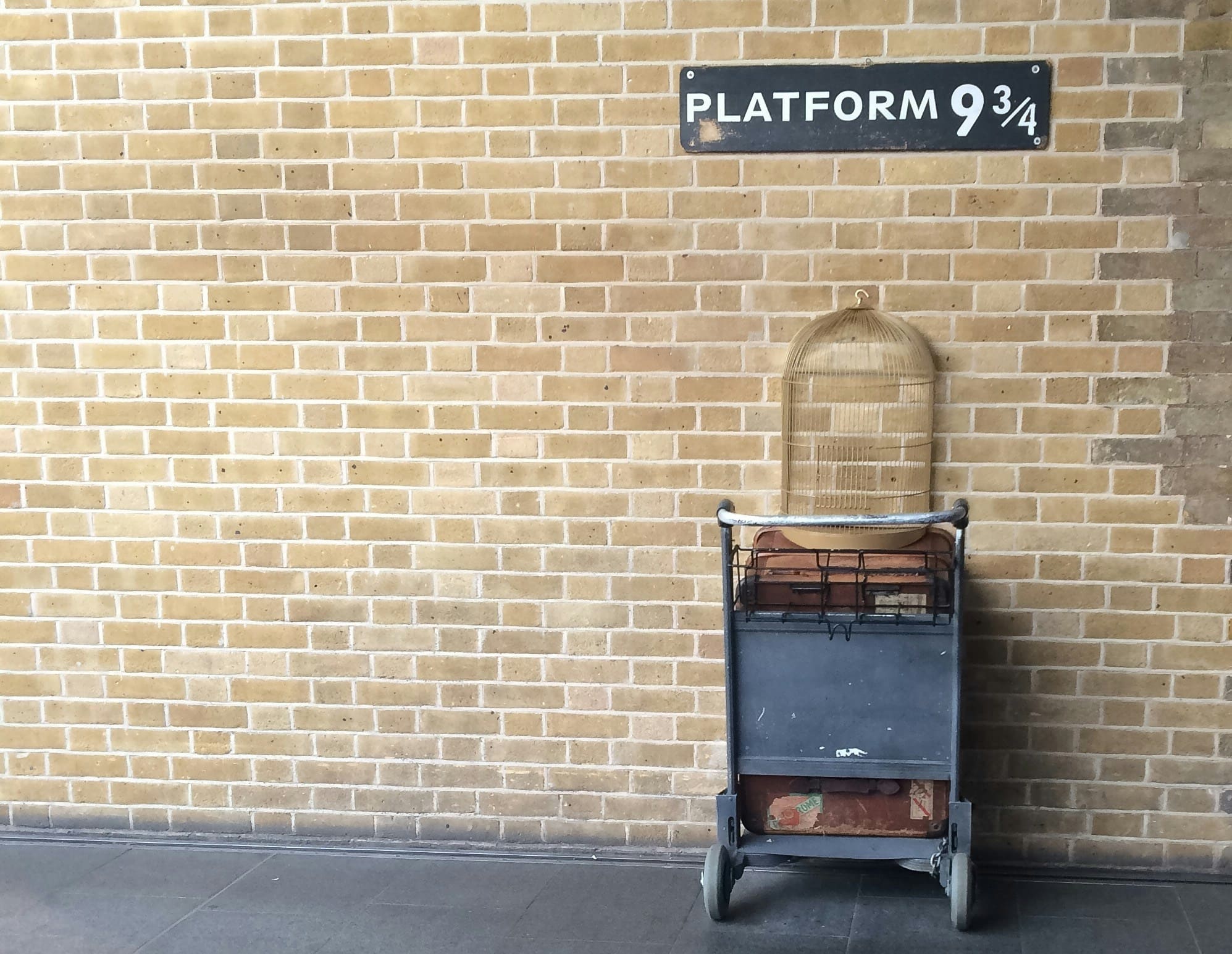 Andén 9¾ en la estación de King's Cross con la maleta y el carrito mágico