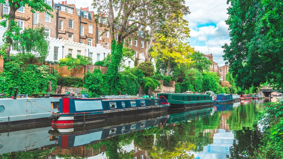 Vista de los canales de Little Venice en Londres con casas coloridas y barcos