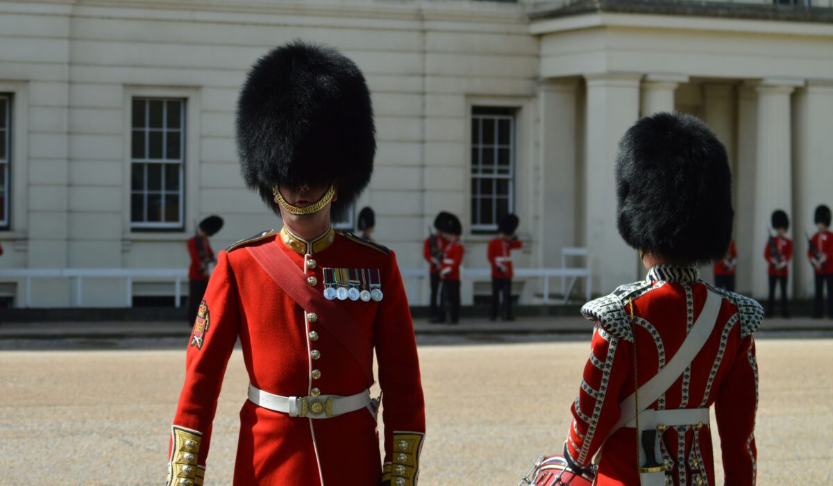 Cambio de guardia en Buckingham Palace con soldados británicos en uniforme