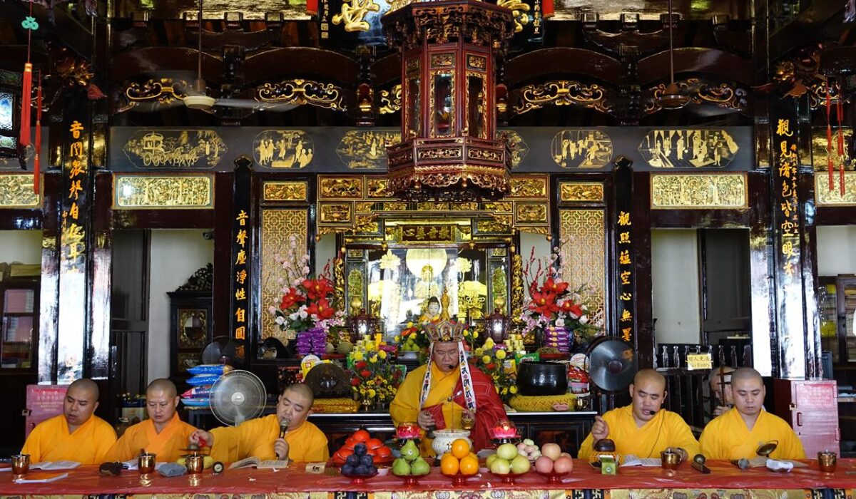 Monjes con vestimenta naranja en el templo Cheng Hoon Teng de Malaca.