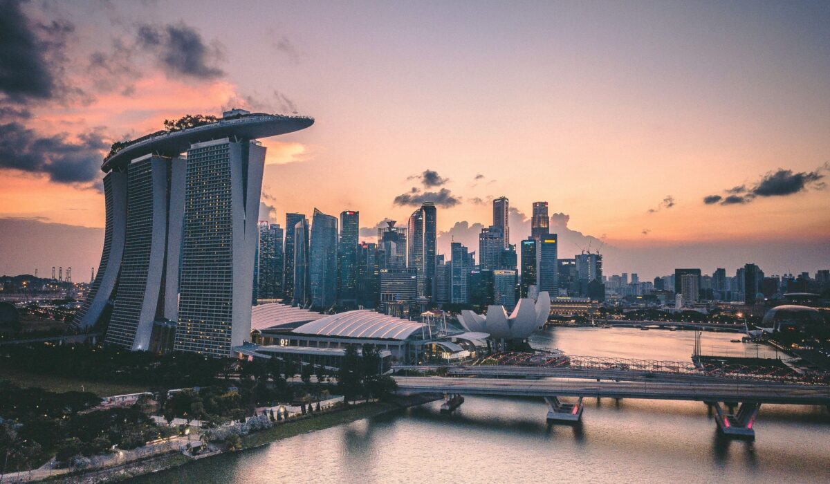 Skyline de Singapur destacando el icónico edificio Marina Bay Sands.