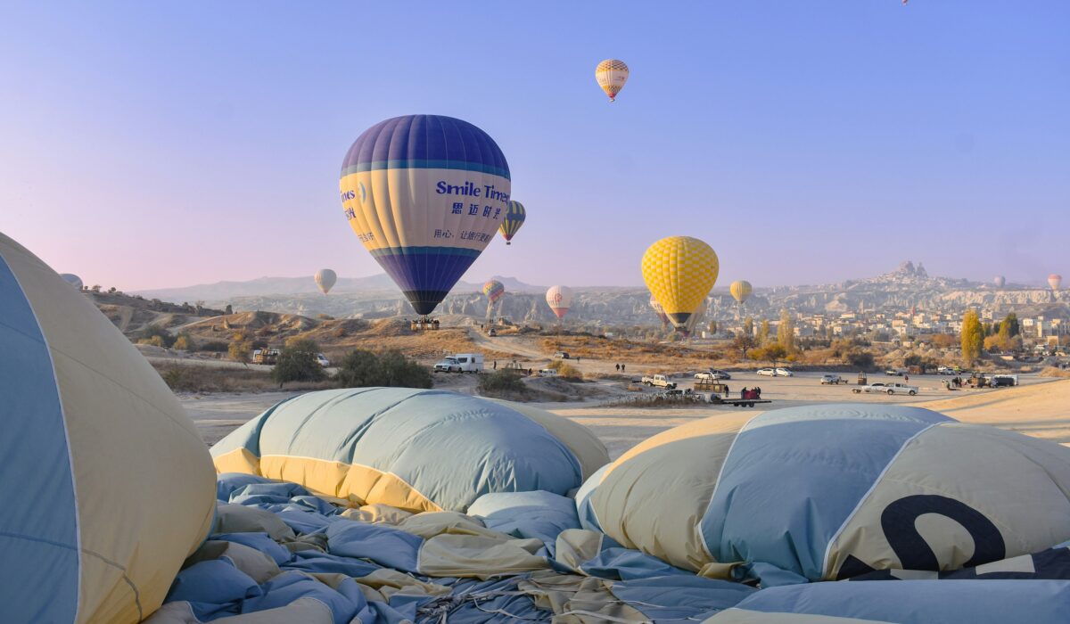 Globos aerostáticos sobrevolando las chimeneas de hadas en Capadocia, Turquía