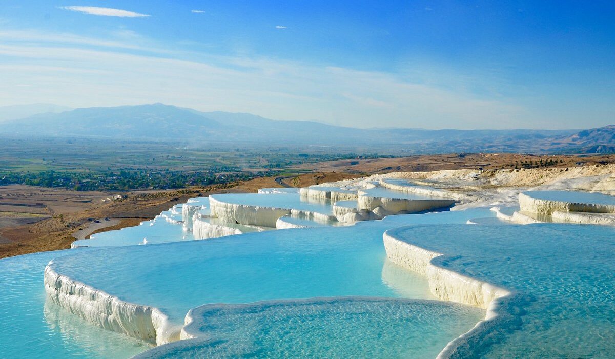 Piscinas naturales de travertino en Pamukkale, Turquía