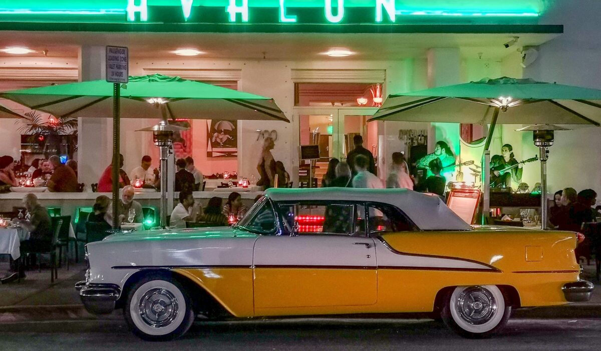 Coche antiguo americano estacionado en South Beach, Miami