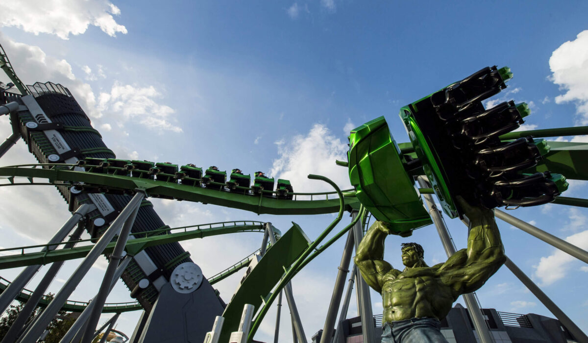 Montaña rusa de Hulk en Islands of Adventure, mostrando su trayectoria elevada y la intensa adrenalina de la atracción