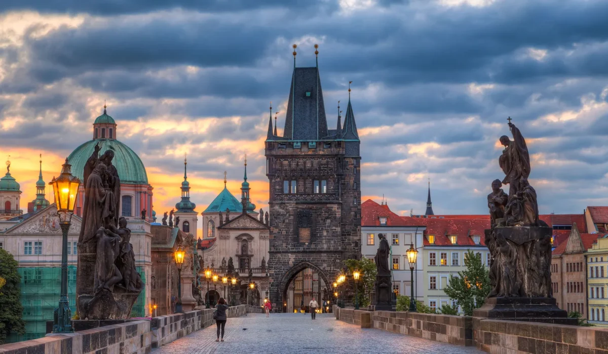 El Puente de Carlos iluminado por los cálidos tonos del atardecer en Praga