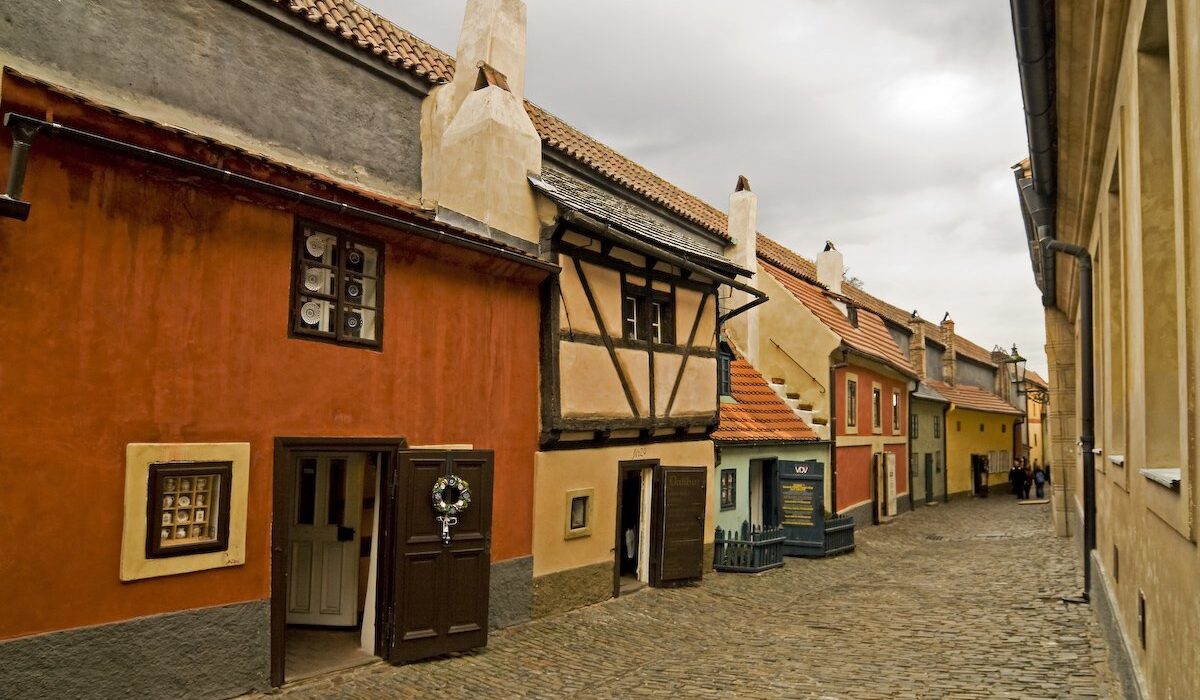 Callejón de Oro en el Castillo de Praga, con casas coloridas y empedrado.