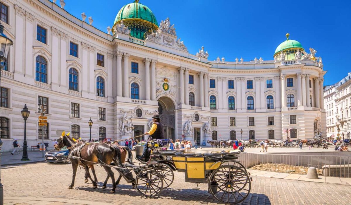 Fachada del Palacio de Hofburg, con su imponente arquitectura y jardines bien cuidados