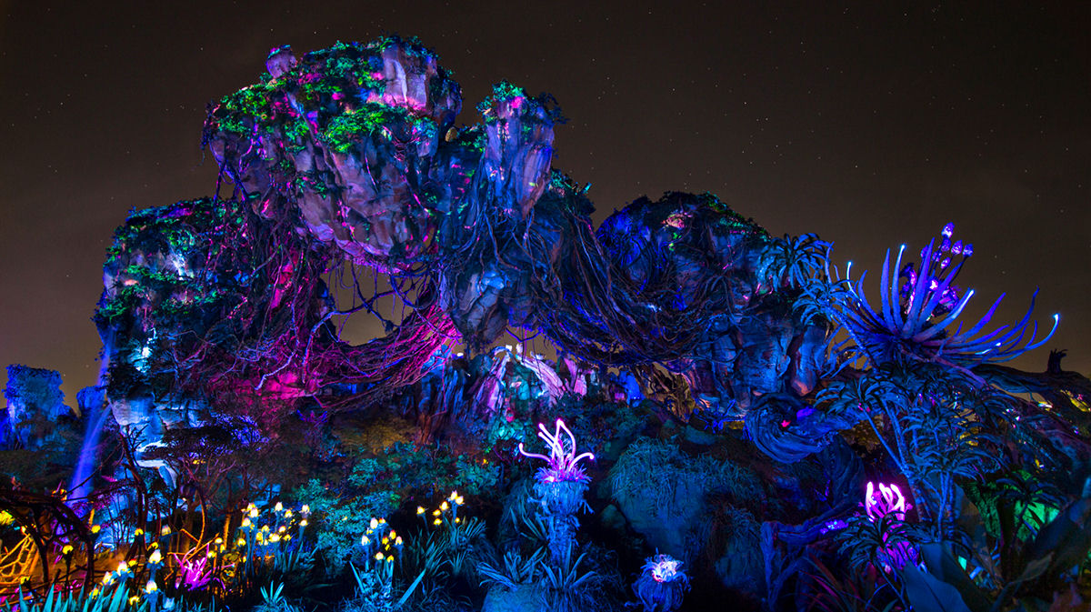 Vista del Mundo de Pandora en Animal Kingdom con sus exuberantes paisajes y estructuras flotantes