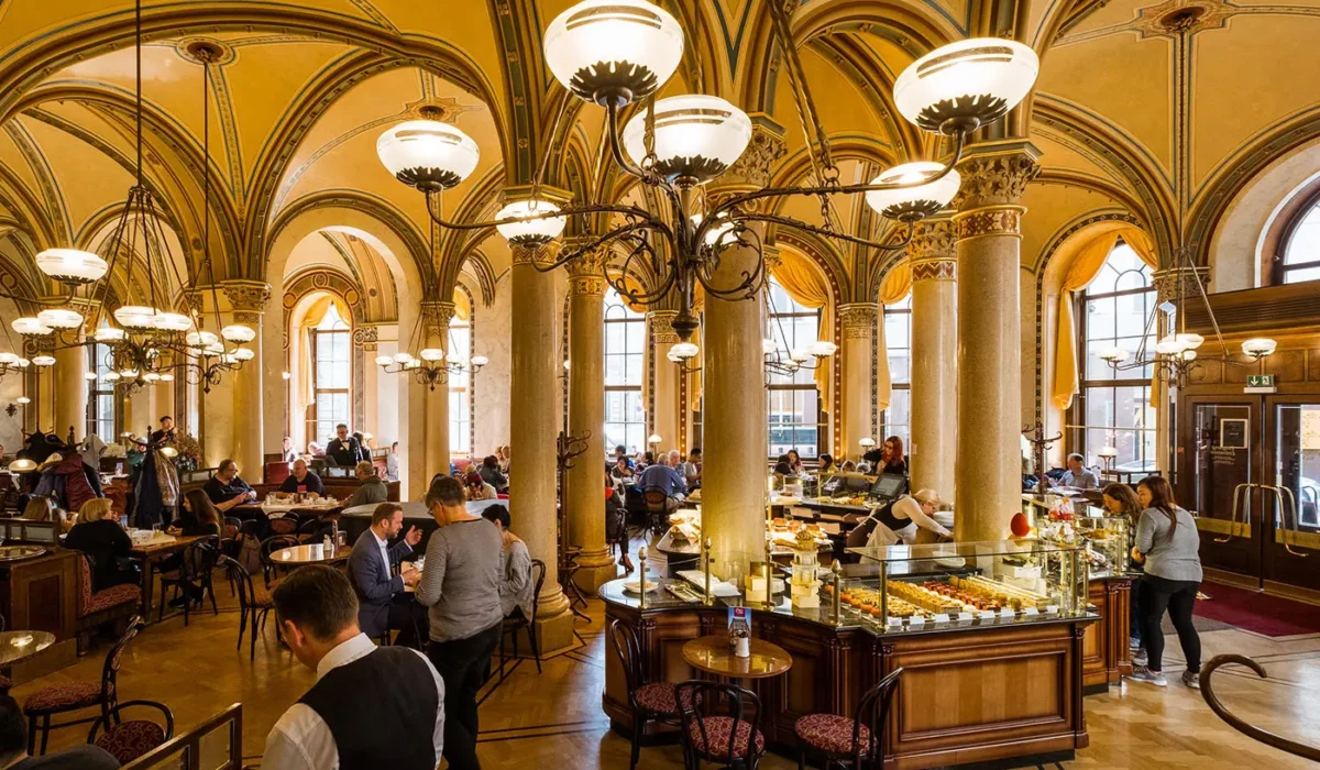 Interior del Café Central, Viena, con mesas elegantes y ambiente acogedor.