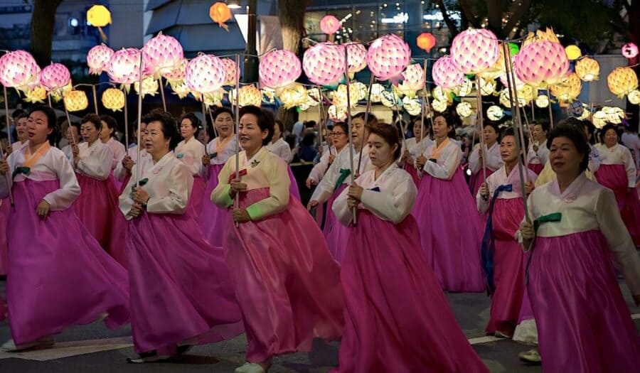 Festival de las Linternas en Seúl, con coloridas linternas flotando en el río Han