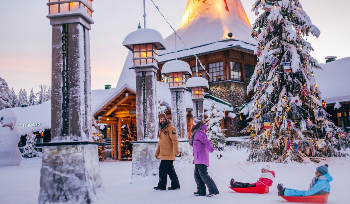 Santa Claus Village cubierto de nieve en Laponia, ambiente navideño