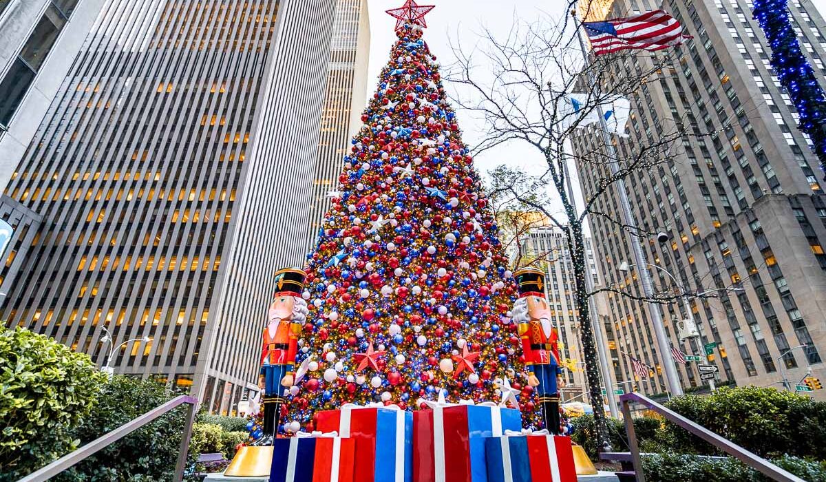 Gigante árbol de Navidad en Rockefeller Center, Nueva York, iluminado y decorado