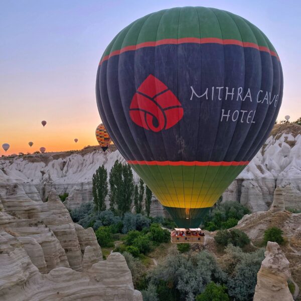 Globo aerostático sobre las chimeneas de hadas en Capadocia.