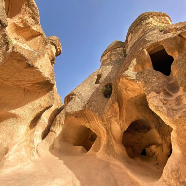 Cuevas en la montaña arenosa del Museo al Aire Libre de Capadocia.