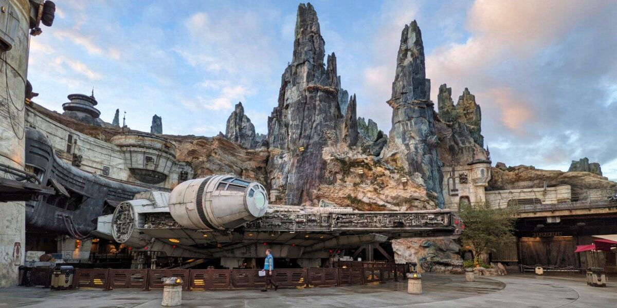 Área de Star Wars en Hollywood Studios, Orlando, con detalles de la galaxia muy lejana