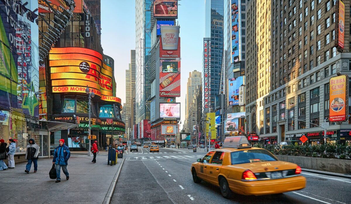 Vista diurna de Times Square, el famoso distrito de entretenimiento de Nueva York.