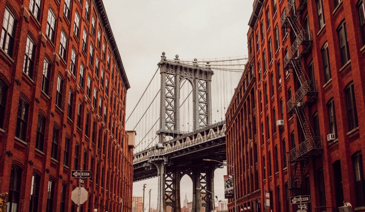 Barrio de Dumbo con el Manhattan Bridge de fondo.