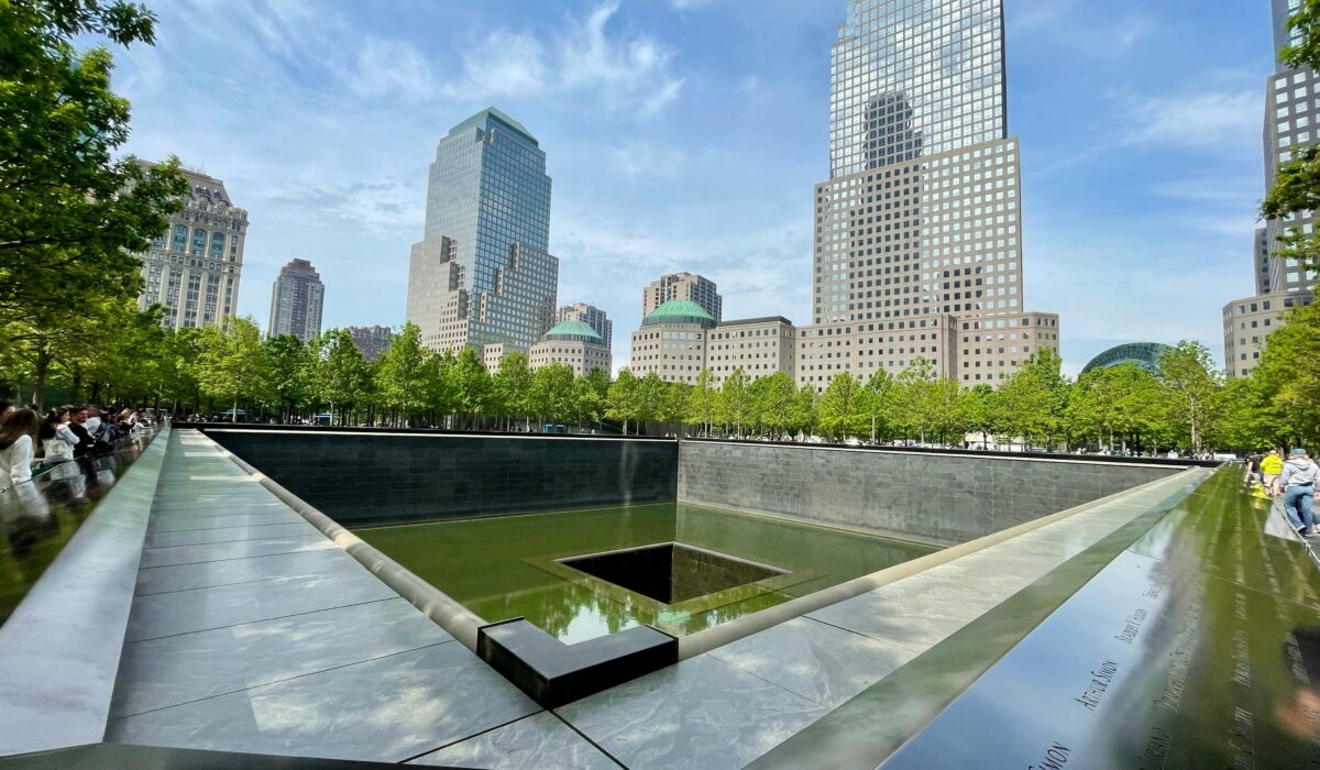 Cascada del memorial del 11S en el World Trade Center, símbolo de memoria y homenaje a las víctimas.