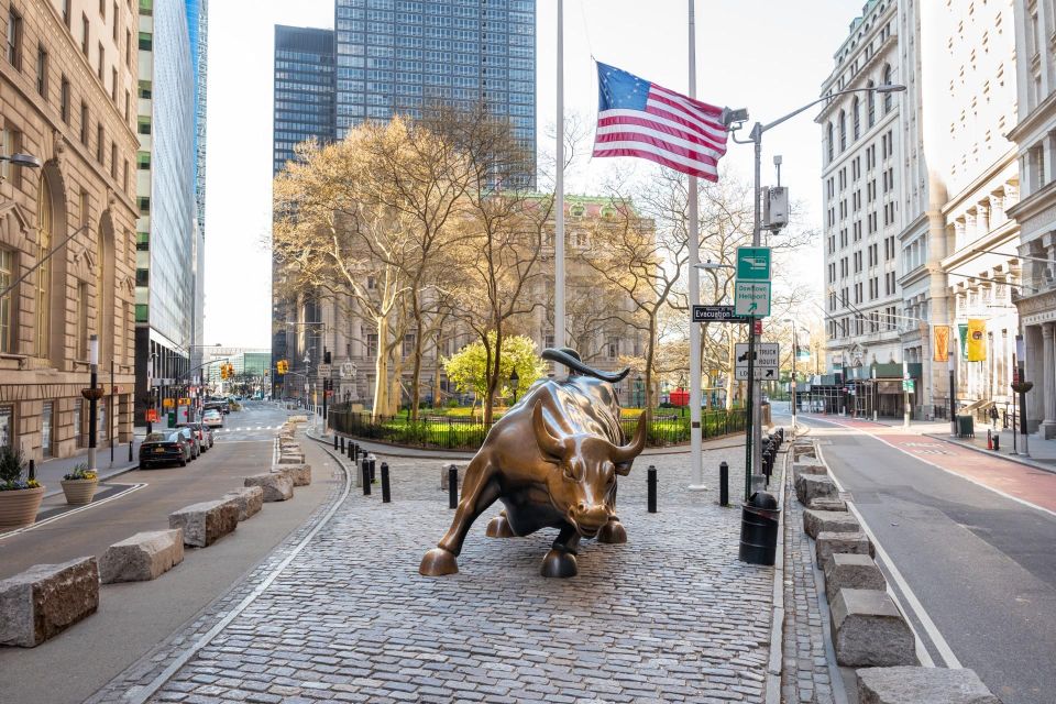 Estatua del toro en Wall Street, símbolo del optimismo del mercado financiero en Nueva York.