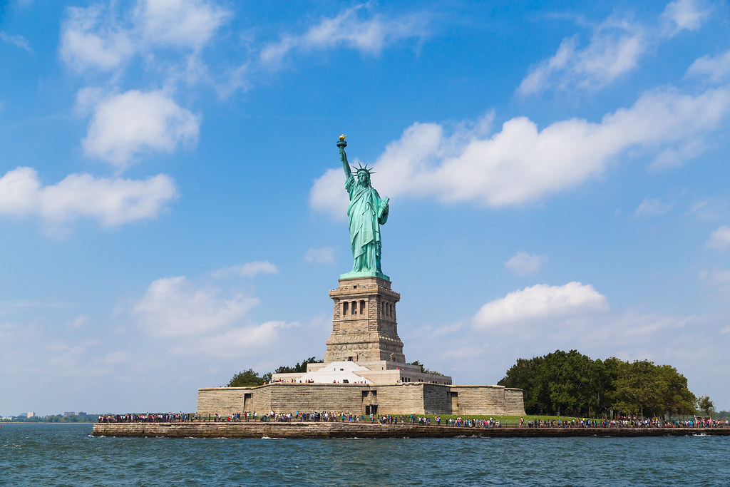 Estatua de la Libertad vista de cerca, símbolo de libertad en Nueva York.