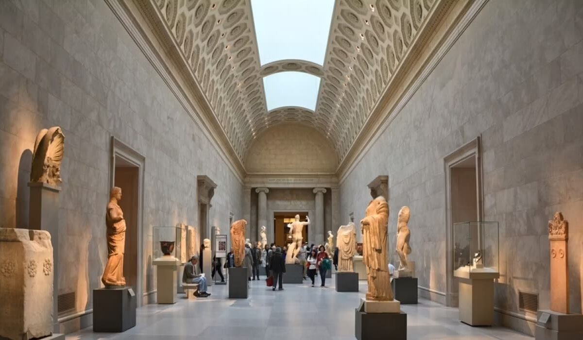 Pasillo del Museo Metropolitano de Arte con estatuas.