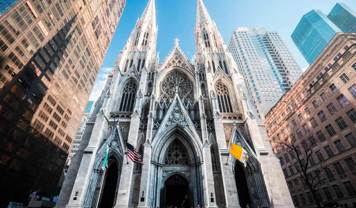 Primer plano de la Catedral de San Patricio con rascacielos de fondo.