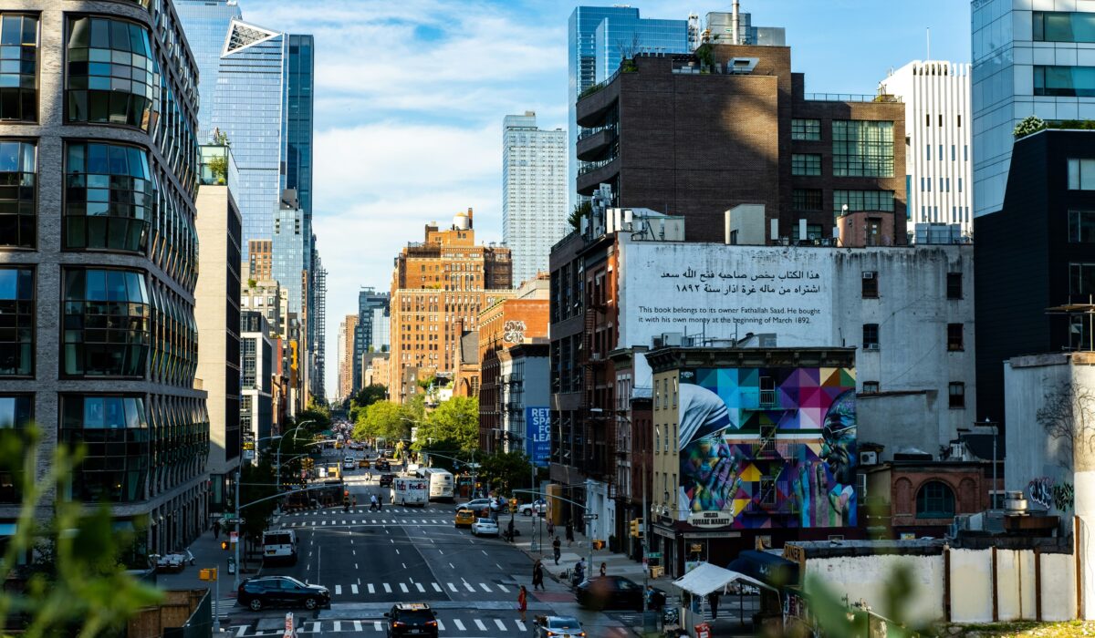 Vista desde el High Line de edificios de Nueva York y tráfico en la calle.