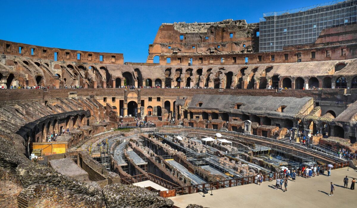 Vista del interior del Coliseo, el icónico anfiteatro romano.