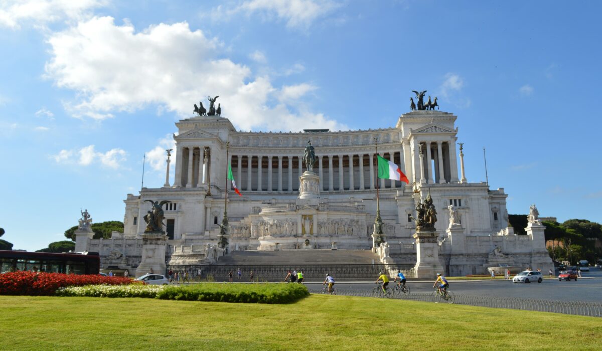 Vista del Altar de la Patria en la Plaza Venezia, un monumento icónico de Roma.