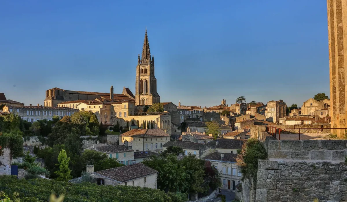 Pueblo de Saint-Émilion con sus calles empedradas y arquitectura histórica.