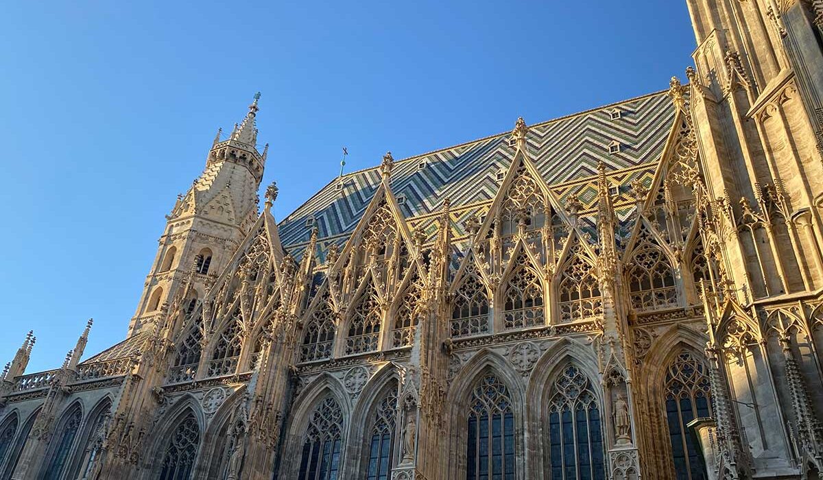 Fachada exterior de la Catedral de San Esteban en Viena, una estructura gótica emblemática.