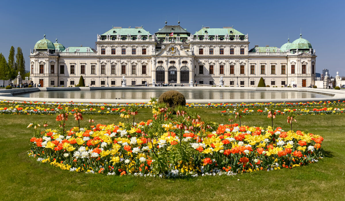 Vista exterior del Palacio Belvedere en Viena, rodeado de hermosos jardines