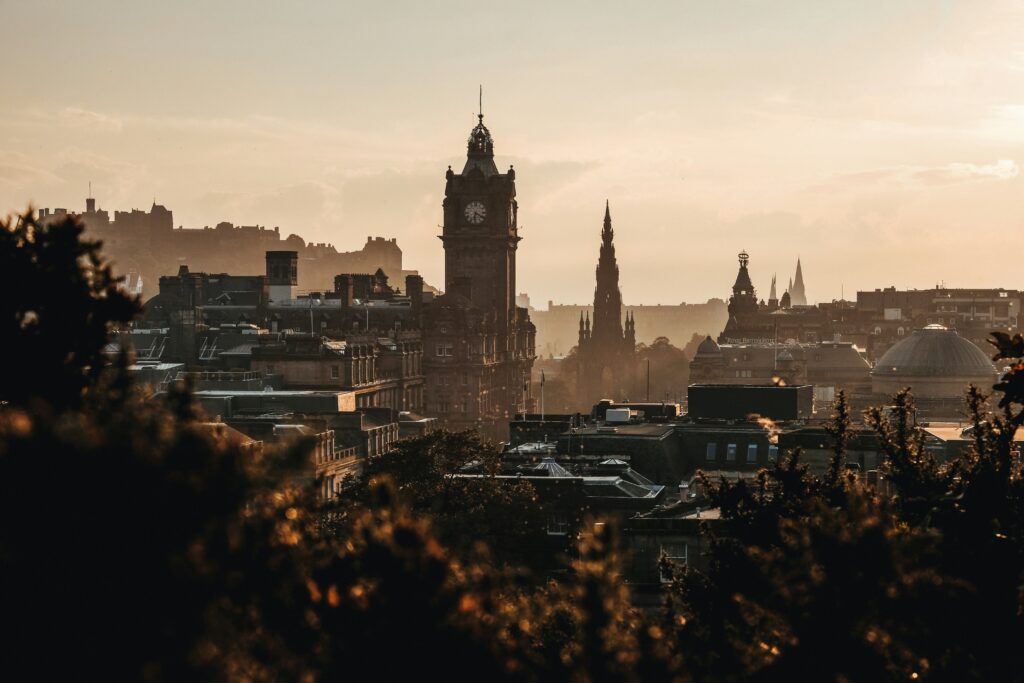 Panorámica de Edimburgo desde Calton Hill, con sus edificios históricos y el paisaje urbano