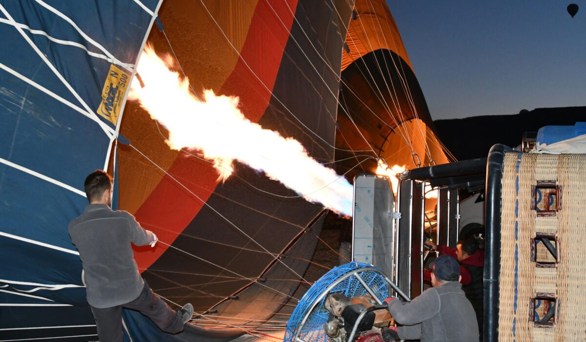 Preparativos del globo aerostático en Capadocia.