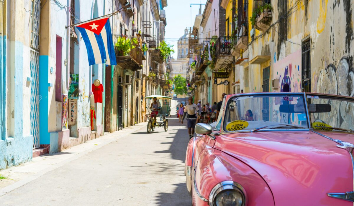 Calles coloridas del centro de La Habana, Cuba, con arquitectura colonial