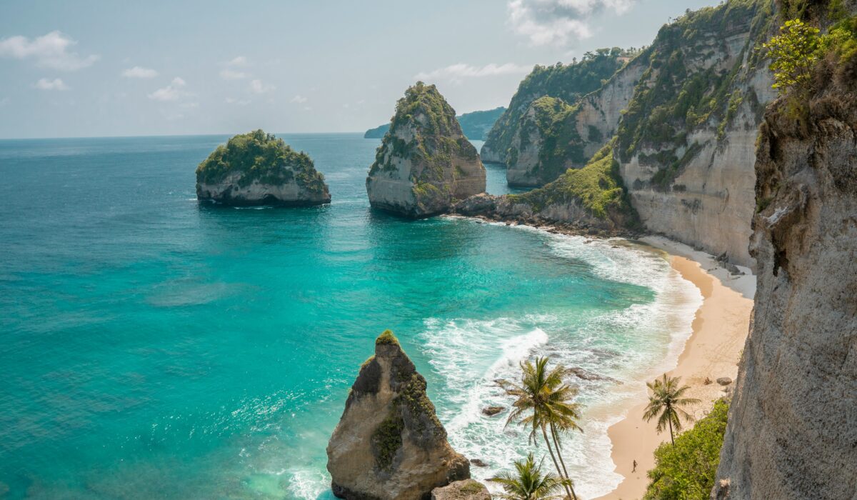 Vista desde un acantilado sobre la impresionante playa de Bali