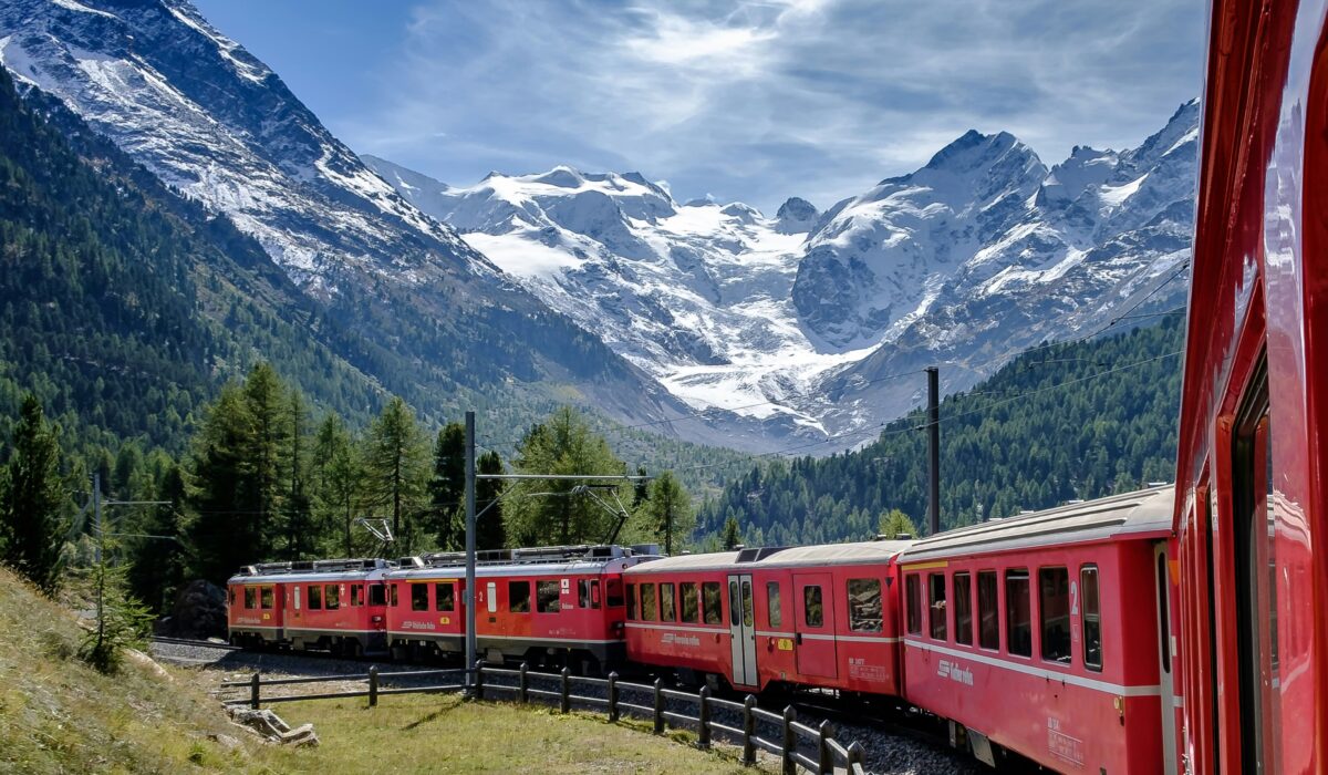 Bernina Express atravesando las curvas de Montebello entre montañas nevadas