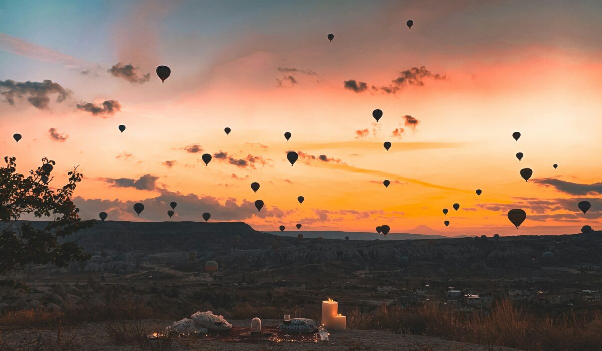 Globos aerostáticos al amanecer sobre Capadocia.