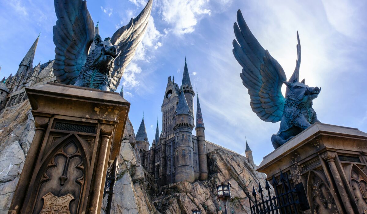 Castillo de Harry Potter en Universal Studios, con su arquitectura mágica y entorno de cuento de hadas