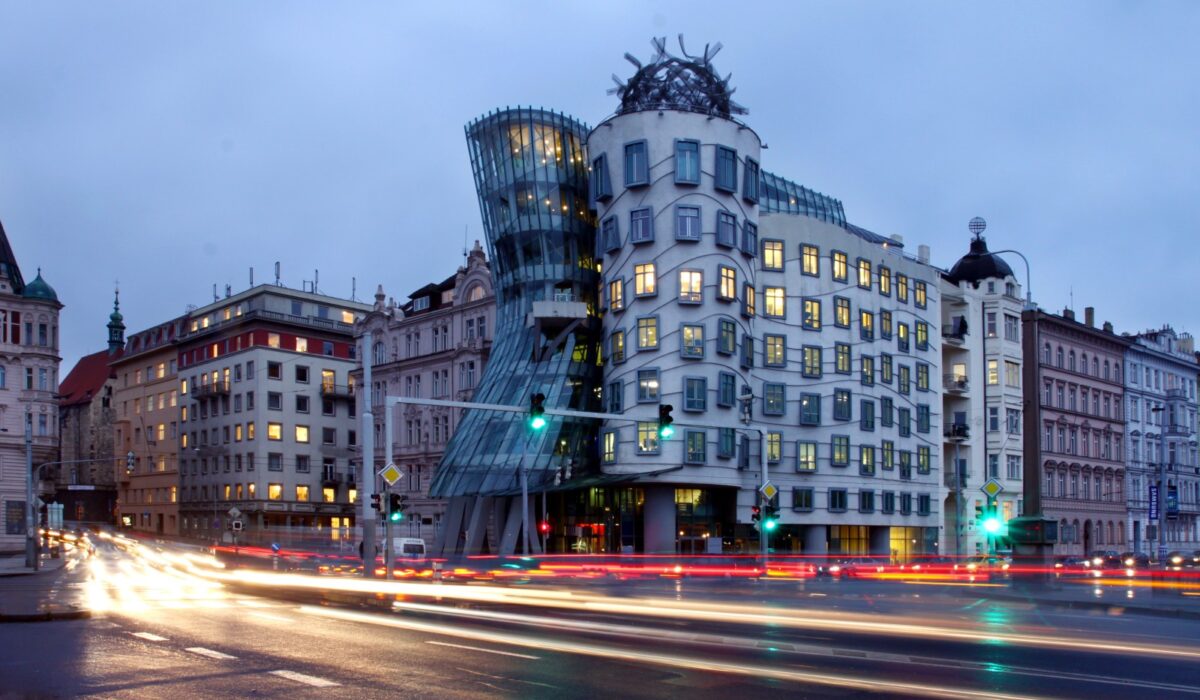 Fachada de La Casa Danzante en Praga, conocida por su diseño único