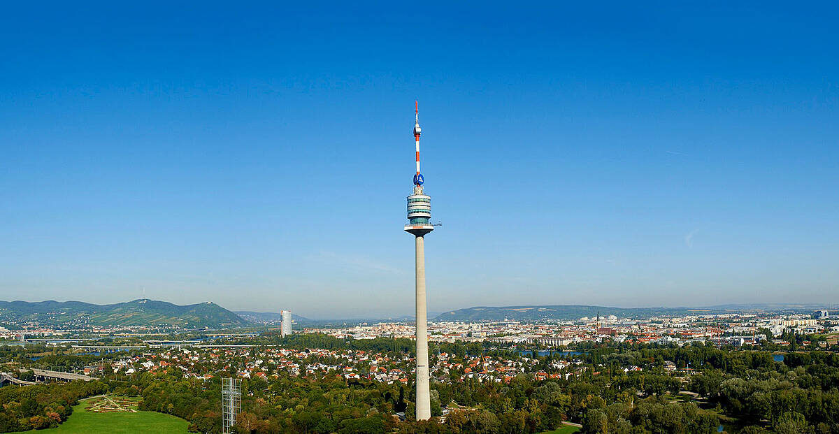 Torre Donauturm en Viena, vista panorámica de la ciudad.