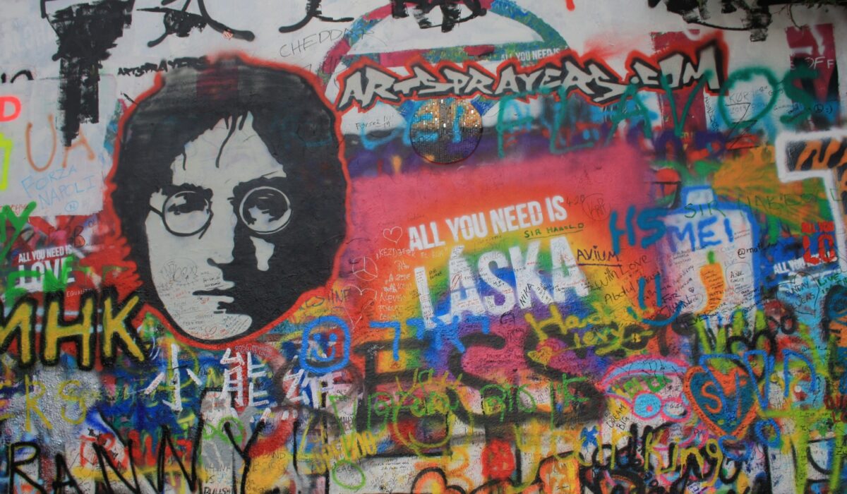 Grafitis coloridos en el Muro de John Lennon en Praga, lleno de mensajes de amor y paz.