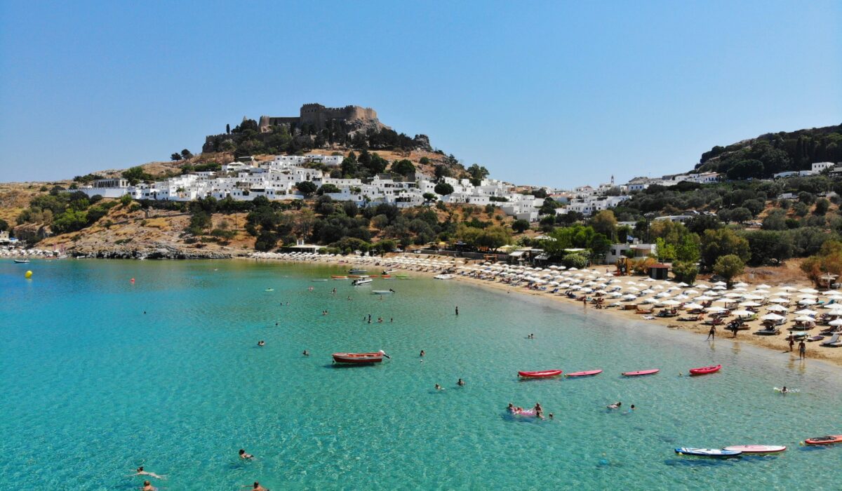 Vista de la Playa de Lindos en Rodas, con aguas turquesas y arena dorada